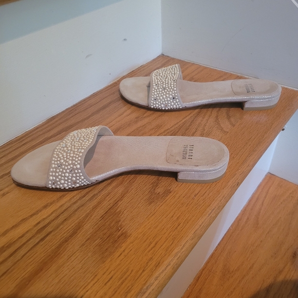 Stuart Weitzman Off White Sandals with White Beads & Silver Sequins - Picture 4 of 7